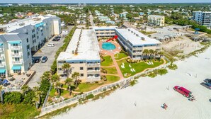 Ein Resort mit Pool, Strand und mehreren Gebäuden.