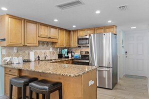 冷蔵庫、電子レンジ、オーブン、コンロ