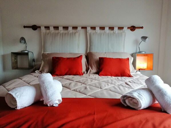 Individually decorated, individually furnished, laptop workspace - Faro Azul Villa Pehuenia (Villa Pehuenia)