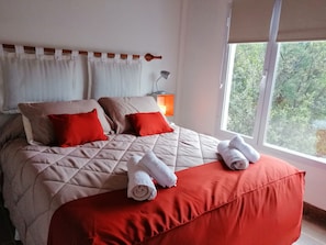 Lägenhet Comfort - 1 queensize-säng med bäddsoffa - kök - utsikt mot bergen | Individuell inredning, unika möbler och arbetsyta för laptop