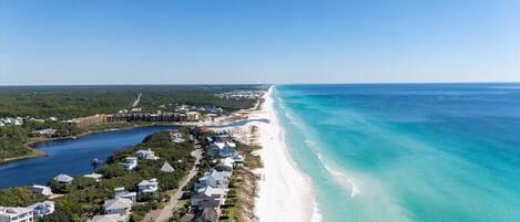 بالقرب من الشاطئ