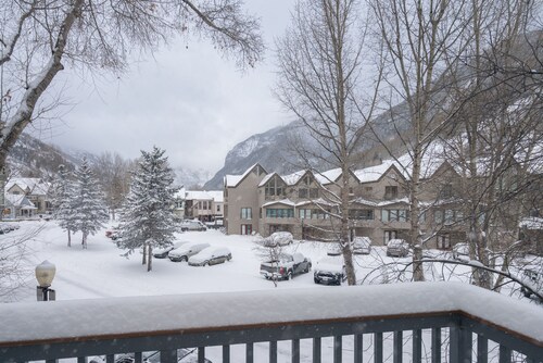 1 Block to Lift 7 | Walk to Downtown Telluride | Views, Hot Tub, Parking