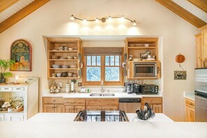 食器洗い機、コーヒー / ティーメーカー、調理器具と食器、ダイニングテーブル