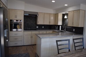 ثلاجة، ميكروويف، فرن، موقد طهي مسطح