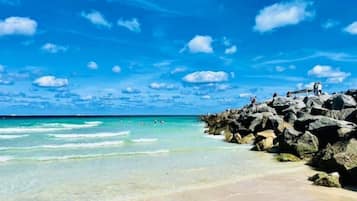 Sulla spiaggia, lettini da mare, teli da spiaggia