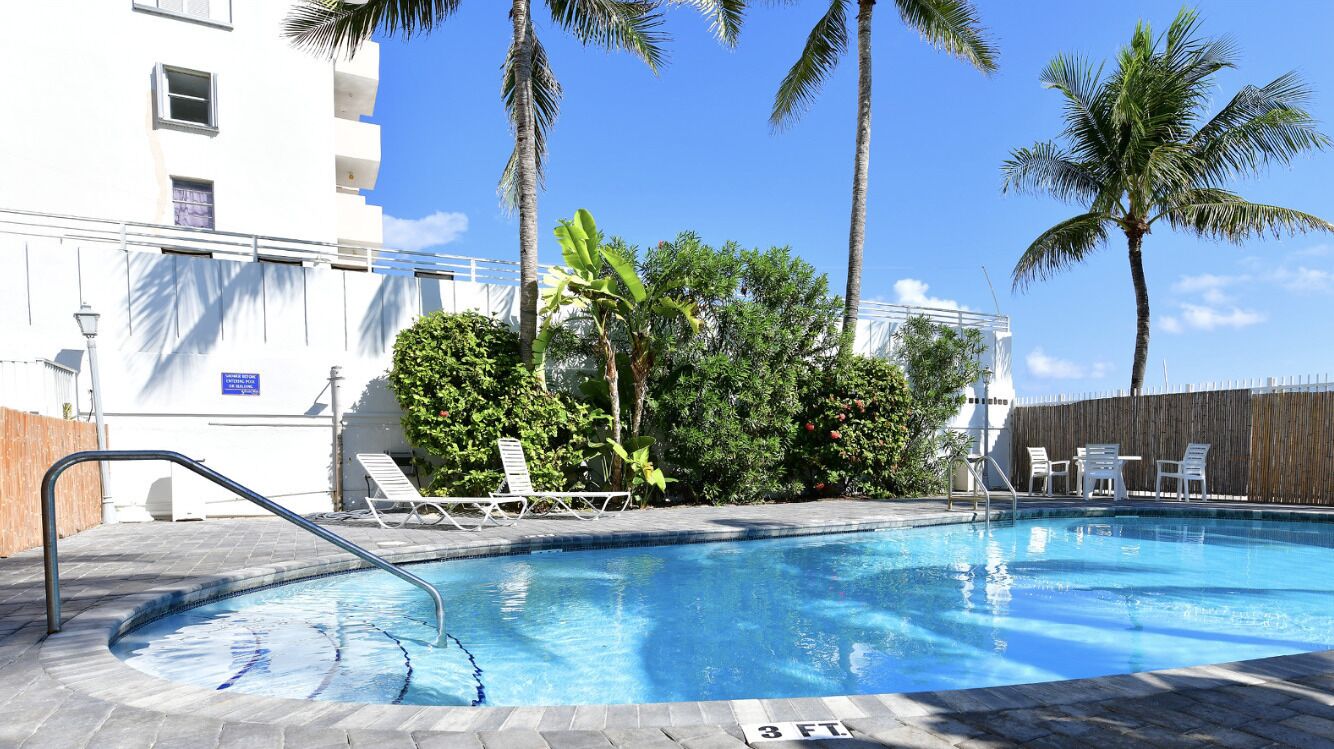 Una piscina al aire libre