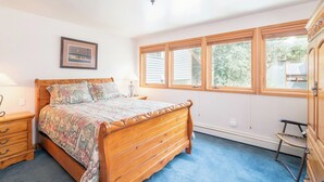 2 bedrooms, iron/ironing board, WiFi, bed sheets - Telluride Lodge Condo 411 (Telluride)