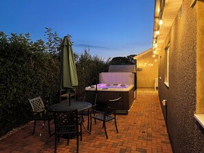 Terrace/patio - Visit Wales 4 Star, rural bungalow - Sauna, jacuzzi, play area and Free Wi-fi  (Pontypool near Usk, Panteg)