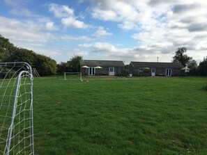 Exterior - Visit Wales 4 Star, rural bungalow - Sauna, jacuzzi, play area and Free Wi-fi  (Pontypool near Usk, Panteg)