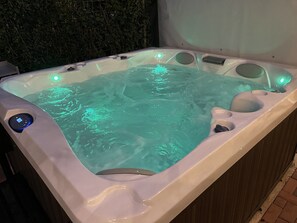 Outdoor spa tub - Visit Wales 4 Star, rural bungalow - Sauna, jacuzzi, play area and Free Wi-fi  (Pontypool near Usk, Panteg)
