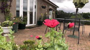 Outdoor dining - Visit Wales 4 Star, rural bungalow - Sauna, jacuzzi, play area and Free Wi-fi  (Pontypool near Usk, Panteg)