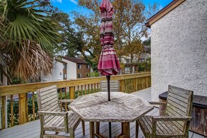 Outdoor dining - Pet Friendly | Forest Ridge Townhome | 5-7 Minute Walk to the Beach | Community Pool & Tennis Courts (Fernandina Beach)