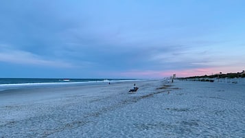 Una playa cerca, sillas reclinables de playa, toallas de playa
