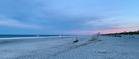 Vlak bij het strand, ligstoelen aan het strand, strandlakens