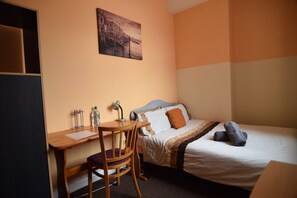 1 bedroom, desk - Double room with shared facilities D1 (Birmingham)