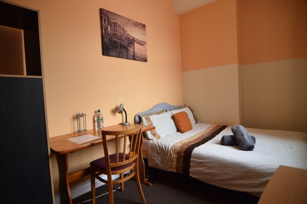 1 habitación y escritorio 