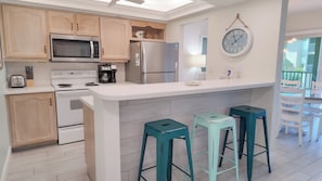 Réfrigérateur, micro-ondes, four, plaque de cuisson