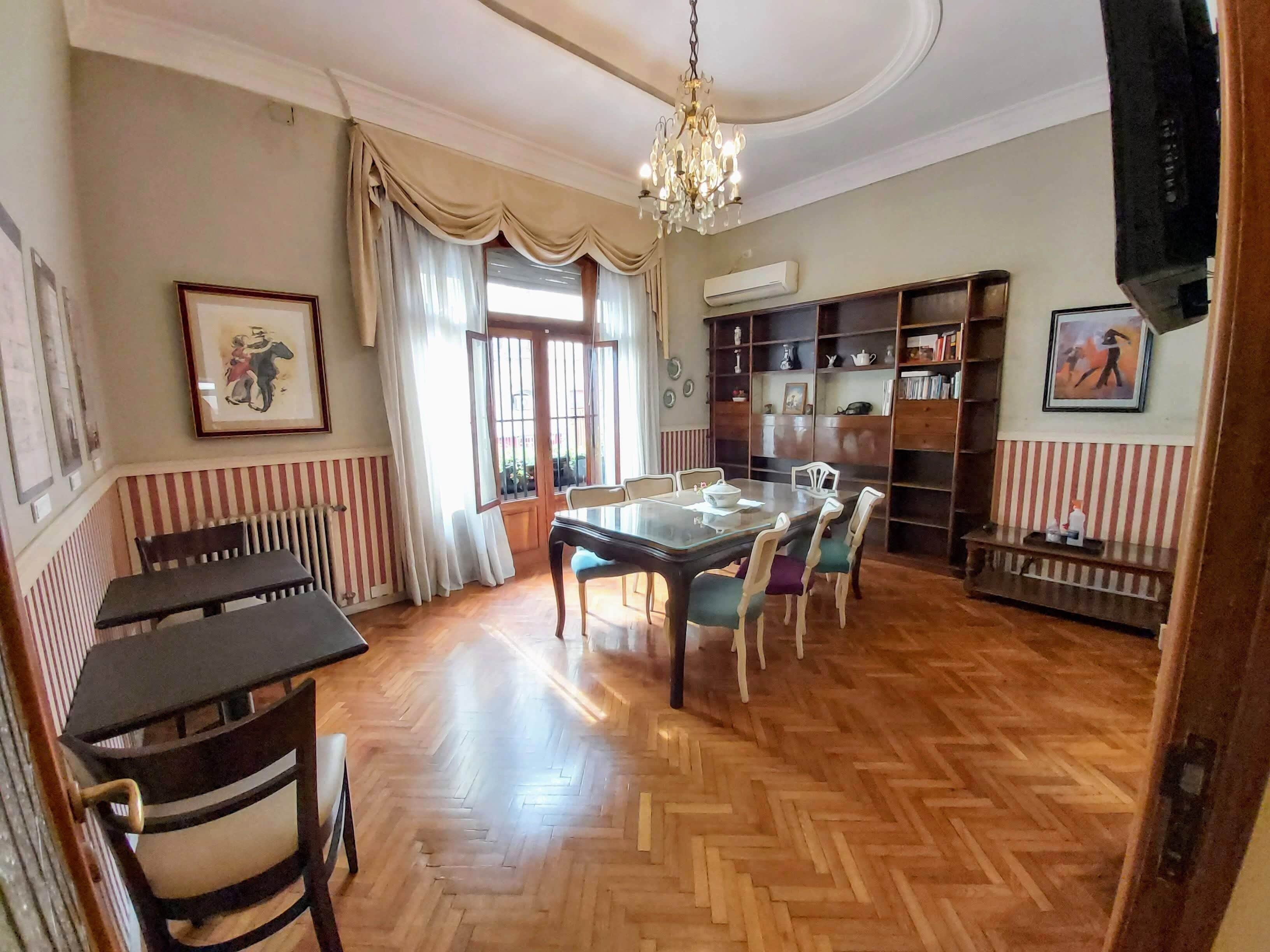 Suite estudio superior, baño en la habitación | Área de sala de estar | Televisión LCD de 32 pulgadas con canales por cable y televisión 