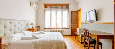 1 غرفة نوم وميني بار وخزنة داخل الغرفة ومكتب