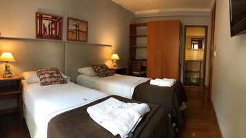 Kamar Double Standar, ensuite | 1 kamar tidur, minibar, brankas, dan meja kerja