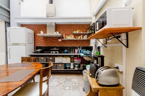 Full-sized fridge, microwave, oven, stovetop