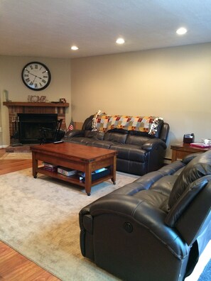 TV connectée, cheminée, jeux vidéo, lecteur de DVD