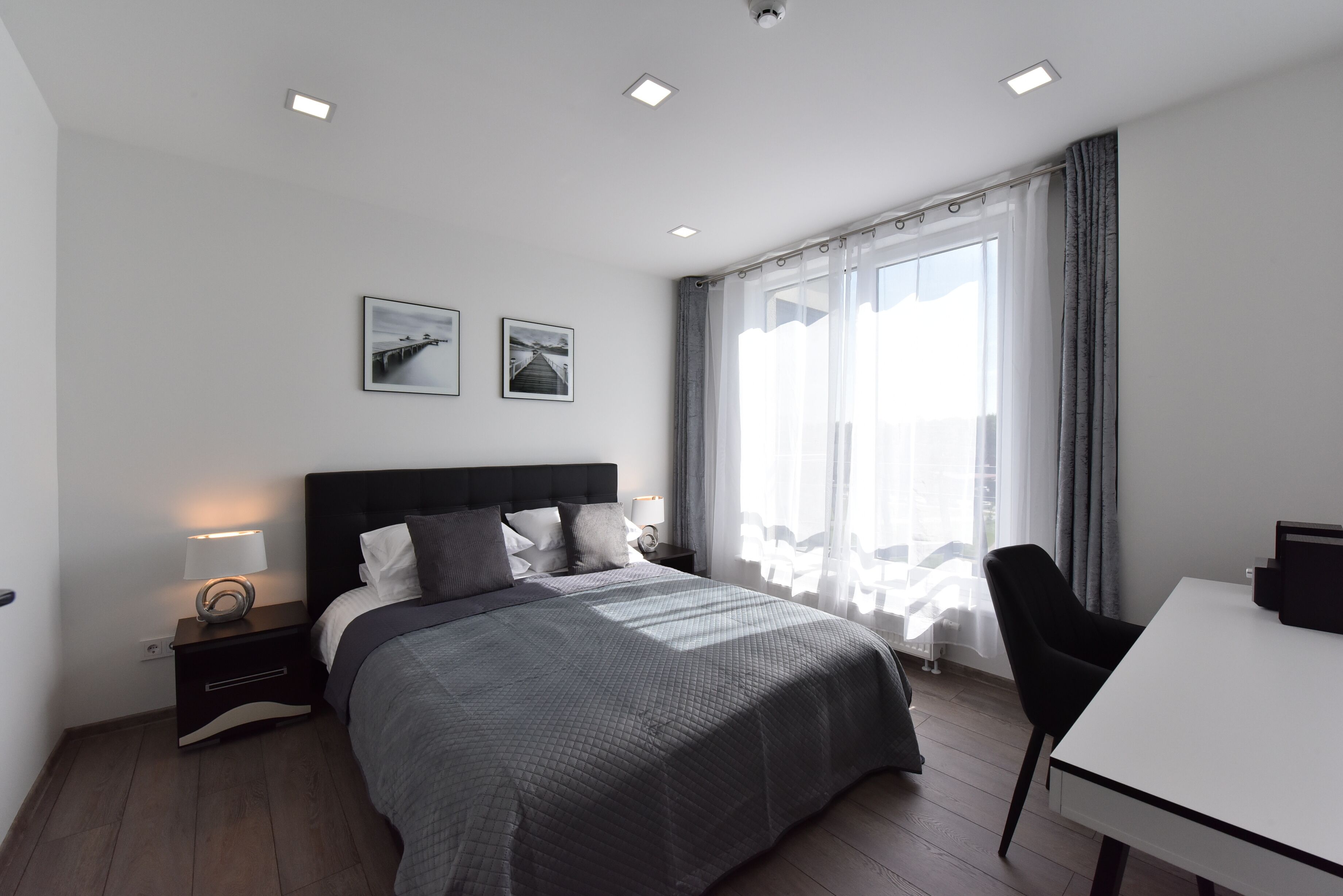 2 chambres, coffres-forts dans les chambres, bureau