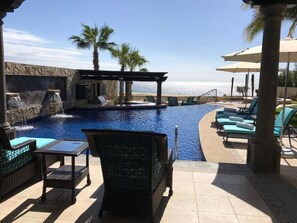 Utomhuspool och infinity-bassäng