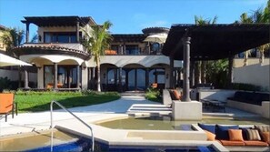 Utomhuspool och infinity-bassäng