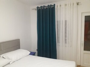 Departamento Deluxe, 2 habitaciones, vista a la ciudad | 2 habitaciones, minibar, insonorización y tabla de planchar con plancha 