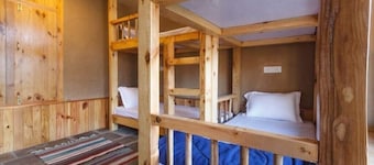 Etagenbetten in HBA Homestay in Naggar Dorf