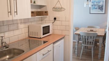 Kühlschrank, Mikrowelle, Ofen, Wasserkocher mit Kaffee-/Teezubehör