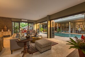 Outdoor pool - Walking Distance to Berawa Beach! (Canggu)