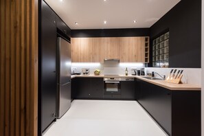 Een koelkast, een magnetron, een oven, een kookplaat