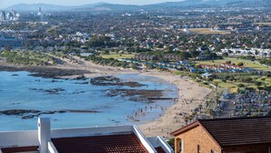 En kuststad med en strand, bostadsområden och en blandning av modern och traditionell arkitektur.