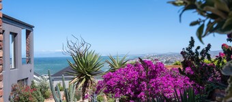 Cozy apartment with great views of the mountains and sea