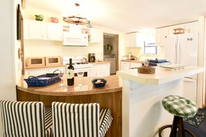 Fridge, microwave, oven, stovetop - Hidden Oasis on the St. Johns River (Green Cove Springs)