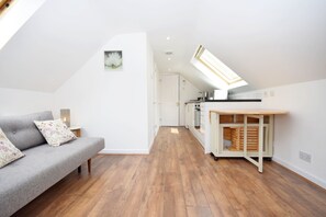 Smart TV - The Pines , Woodmancote -  retreat in the countryside close to Emsworth harbourside village (Emsworth)