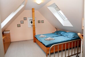 2 bedrooms, WiFi, bed sheets - Loti House, complety renovated house for 6 people (Brežice)