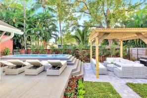 Utomhuspool och uppvärmd pool