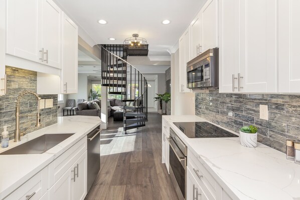 Kylskåp, mikrovågsugn, ugn och spishäll