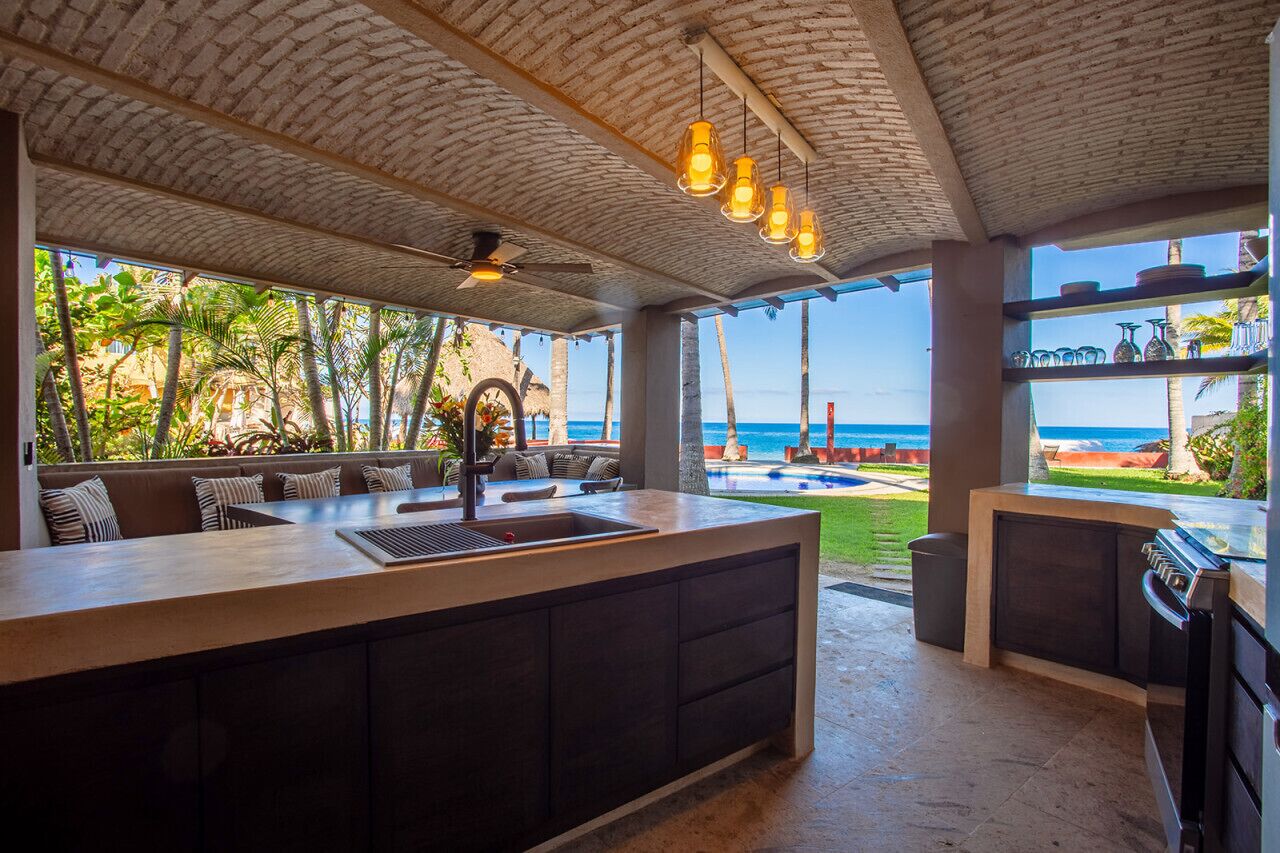 Jääkaappi, mikroaaltouuni, uuni, kahvin-/teenkeitin