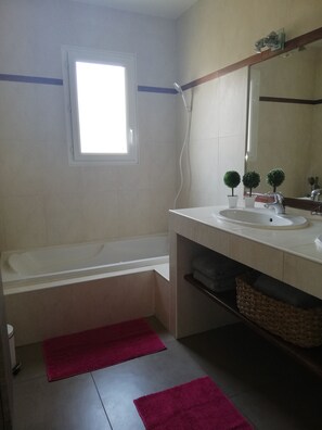 Baignoire, serviettes fournies