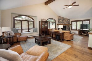 Una Smart TV, una chimenea, libros