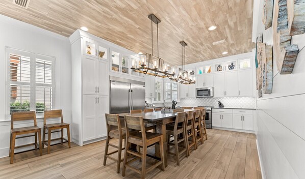 冷蔵庫、電子レンジ、オーブン、コンロ