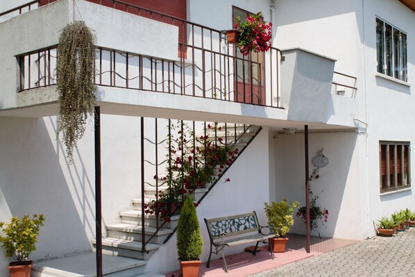 Exterior - Le Magnolie 2 next to the bus stop (Venezia)