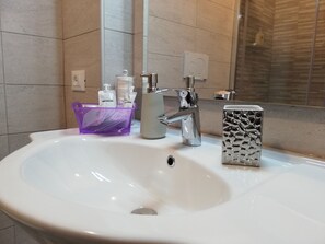 Regadera, secadora de cabello, bidet, toallas 