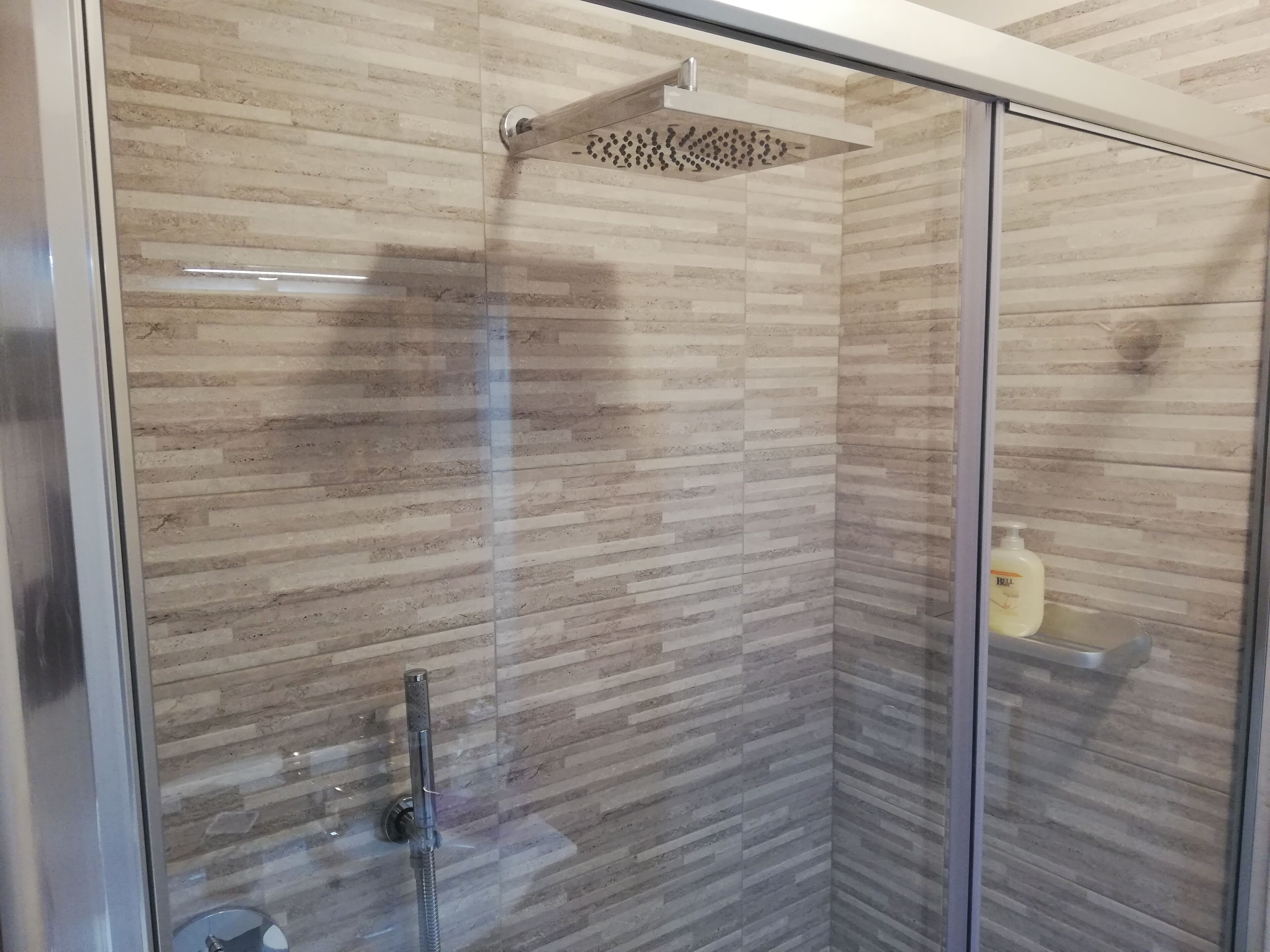 Douche, sèche-cheveux, bidet, serviettes fournies