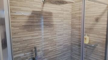 Douche, sĂšche-cheveux, bidet, serviettes fournies