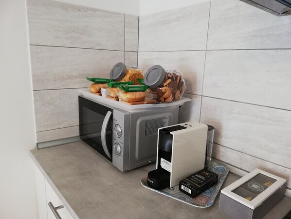 Refrigerador, microondas, parrilla de estufa y cafetera y tetera 